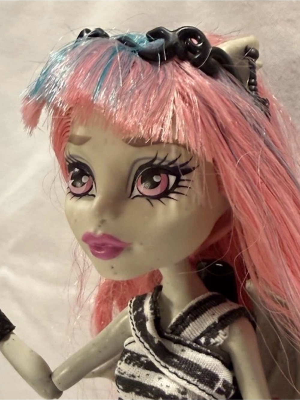 Monster High Rochelle Goyle Doll Creeproduction / Original Outfit w/ Pet Roux - Picture 3 of 4